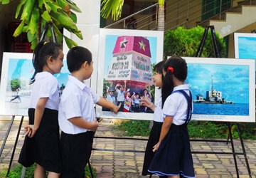 Nhân khai giảng, ủng hộ chương trình xây trường học ở Trường Sa