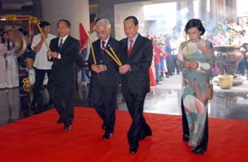 Dâng hương, dâng hoa và cúng bánh tét tưởng niệm các Vua Hùng