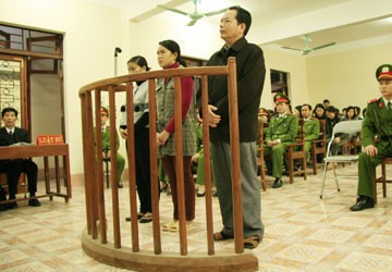 Vụ hiệu trưởng mua dâm, hủy án sơ thẩm, điều tra lại