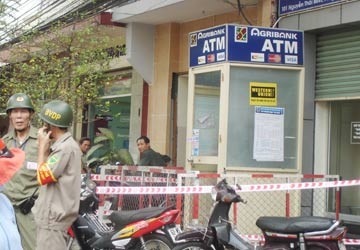 Vụ HS bị điện trụ ATM giật chết: Điện bị rò rỉ từ nhiều tháng nay?