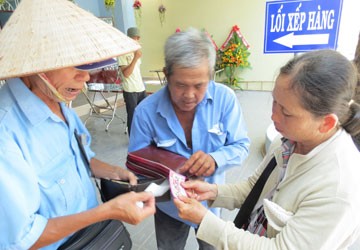 Nhiều người bán vé số đã bị lừa gạt