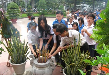 Dâng hoa tưởng niệm liệt sĩ Trần Văn Ơn