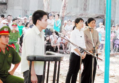 Tiếp tục bỏ tử hình ở một số tội?