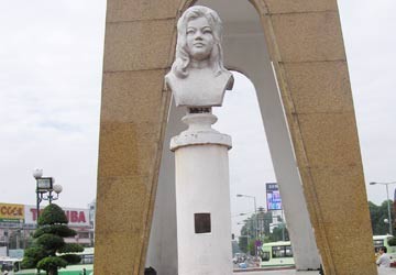 Dựng tượng Quách Thị Trang trước mũi súng cảnh sát