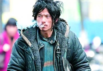 Tiết lộ nhóm người đứng sau "vua ăn mày" xì tai