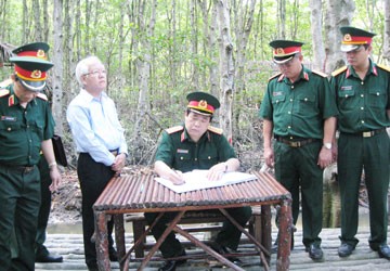 Đại tướng Phùng Quang Thanh thăm chiến khu Rừng Sác