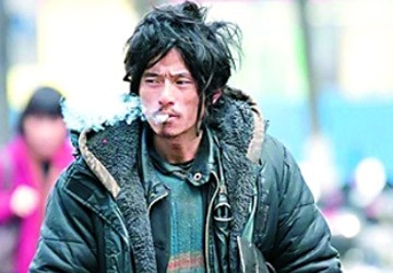 Chàng ăn xin “ngầu” và "xì tai" hơn cả người mẫu