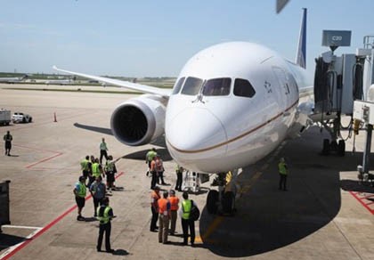 Siêu máy bay Dreamliner hạ cánh khẩn cấp vì trục trặc