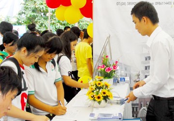 Gian nan “ra lò” SV xài được tiếng Anh
