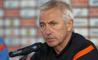 HLV Marwijk không phàn nàn sau trận thua đau