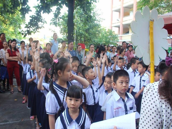 Học sinh lớp 1 mếu máo, bỡ ngỡ ngày đầu tựu trường