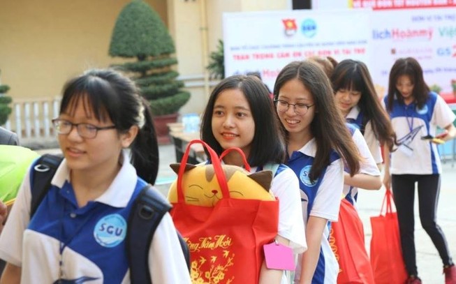 Sinh viên nghèo được nhà trường hỗ trợ xe về quê đón Tết