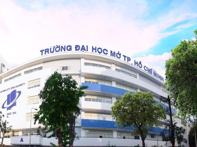 Trường ĐH Mở TP.HCM ngưng dùng chai nước và ống hút nhựa