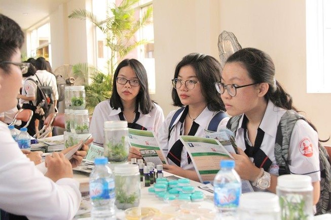 Học sinh lớp 12 tìm hiểu thông tin các trường ĐH để đăng ký thi THPT quốc gia năm 2019