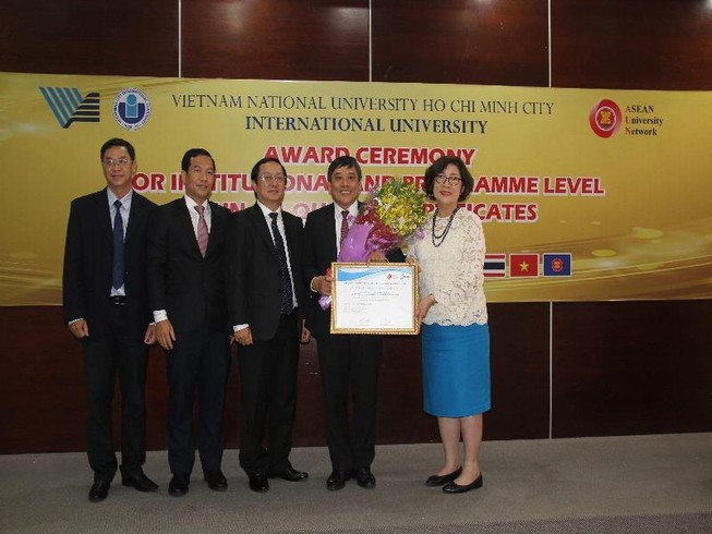 GS.TS Nantana Gajaseni - Chủ tịch Hội đồng AUN trao Chứng nhận AUN-QA cho Trường ĐH Quốc Tế