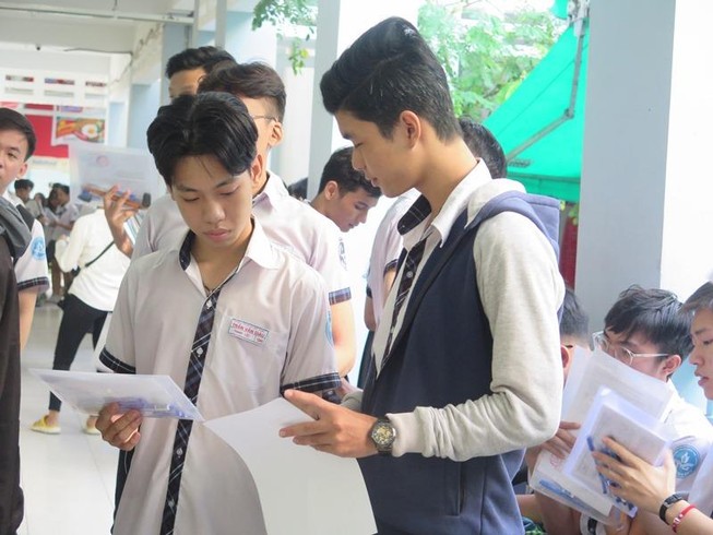 Tham khảo đề thi thử kiểm tra năng lực vào ĐH Luật TP.HCM