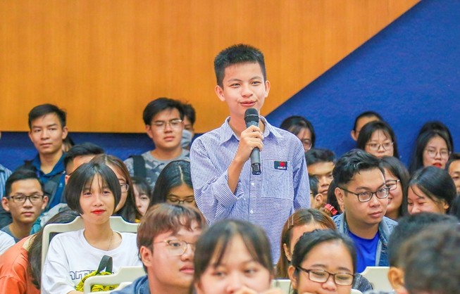 Sinh viên luật tìm hiểu cách tránh thai, dùng bao cao su