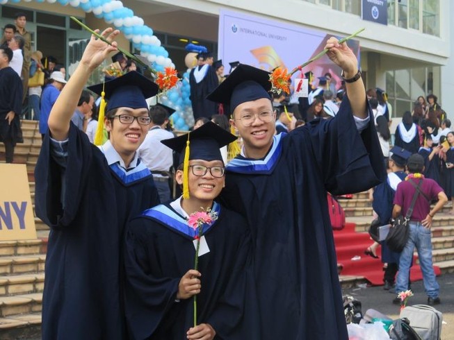Nam sinh tốt nghiệp loại giỏi cùng lúc hai ngành học