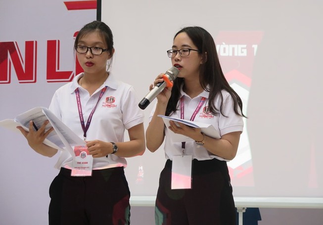 Ba nữ sinh xuất sắc dành giải nhất 'Bản lĩnh thương luật'