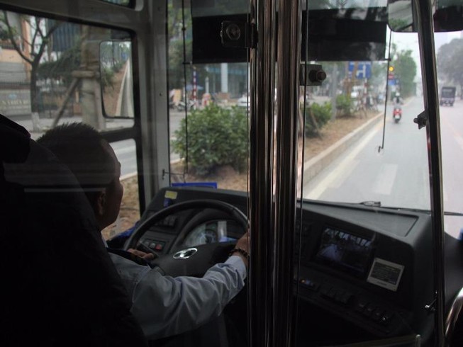 Đường thoáng,ô tô, xe máy vẫn tranh đường xe buýt nhanh