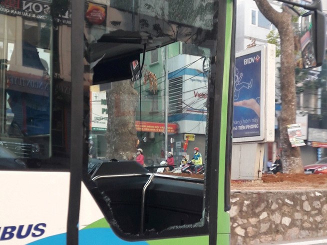 Bị taxi tạt đầu, xe buýt nhanh gặp nạn trên đường