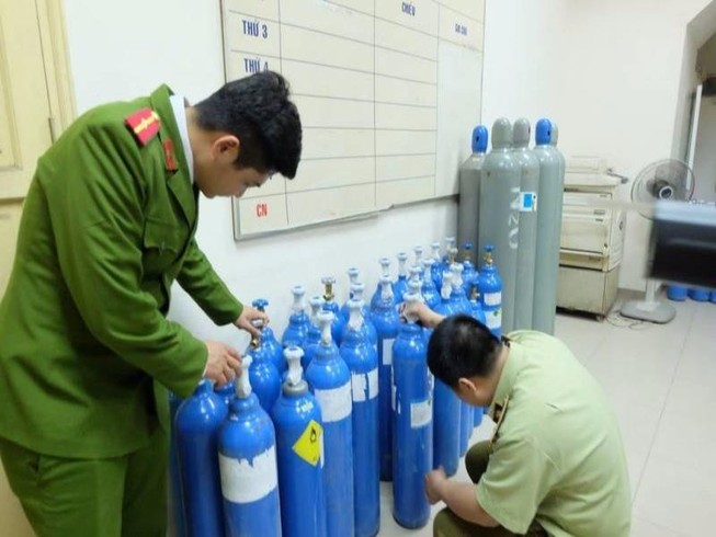 Phát hiện 40 bình khí cười trên phố cổ