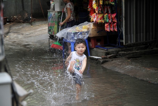 Hà Nội: Phố thành sông sau cơn mưa rào