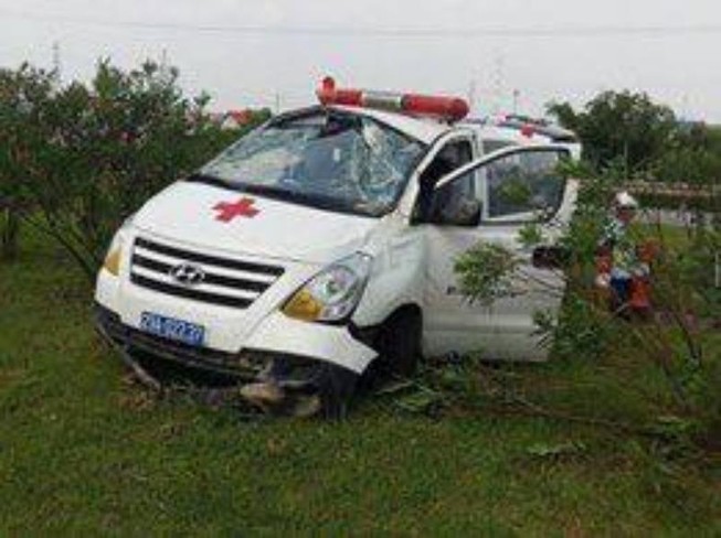 Xe cứu thương bất ngờ mất lái, 3 người nhập viện