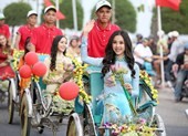 Á hậu Thúy An dịu dàng với áo dài trong đoàn diễu hành xích lô