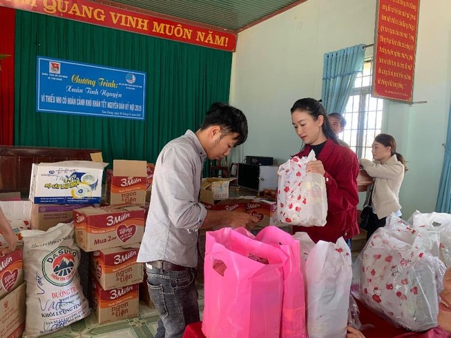 Hà Thu trao 150 phần quà ở quê hương Dak Lak