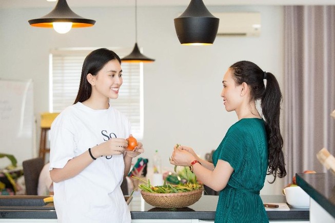 Hoa hậu Tiểu Vy quấn quýt bên mẹ nấu ăn nhân ngày 8/3