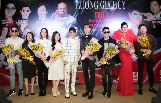 Lương Gia Huy quỳ gối tri ân thầy Ngọc Sơn trên sân khấu