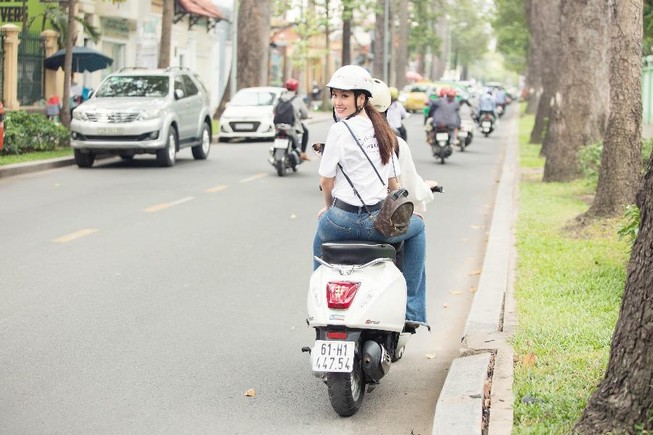 Á hậu Diễm Trang, Thúy An lái xe xuống phố ăn vặt