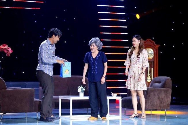 Siêu nhân mẹ, 'cuộc chiến' hấp dẫn của các bà mẹ showbiz
