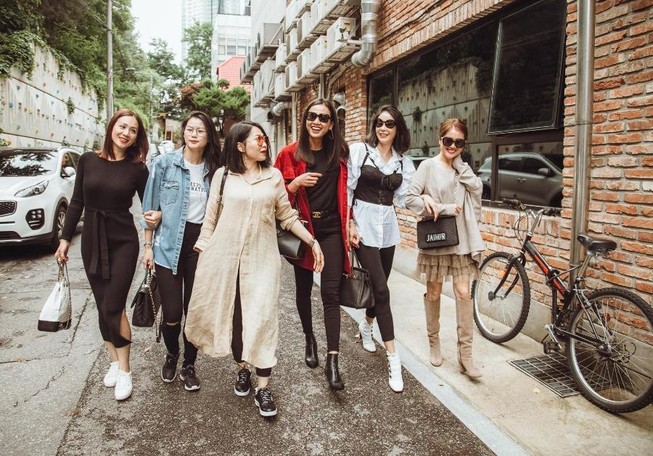 Hoa hậu Hà Kiều Anh thả dáng xuống phố cùng hội bạn thân