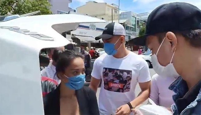 Lê Dương Bảo Lâm đi làm từ thiện bị người lạ mặt hành hung