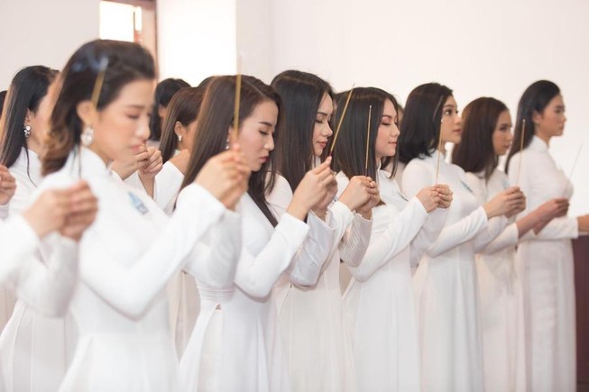 Thí sinh Miss World Việt Nam dâng hương tại Bến Nhà Rồng