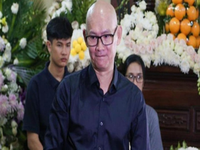 Biên đạo múa Hữu Trị viếng đám tang Nghệ sĩ Anh Vũ