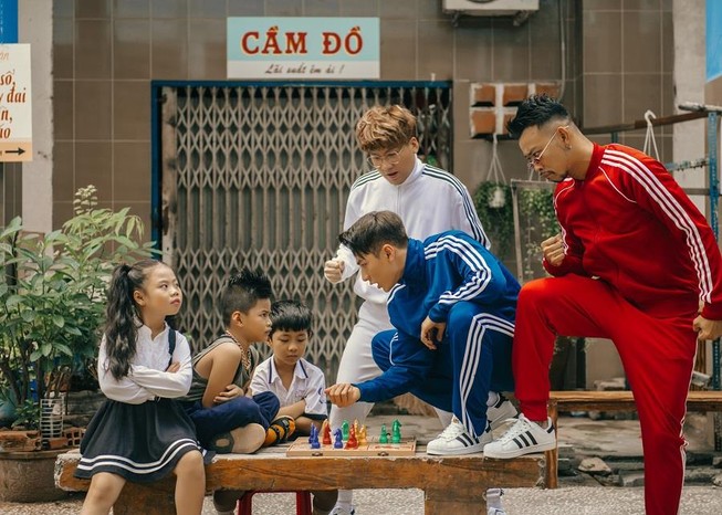 Isaac cùng hội bạn thân bày cách quên người yêu cũ