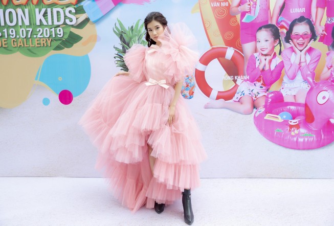 Hoàng Yến Chibi hội ngộ nhóm Ngựa Hoang trong đầm hồng