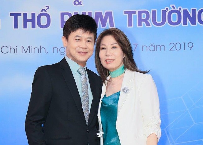 Danh ca Thái Châu cùng vợ tham dự sự kiện năng lượng xanh