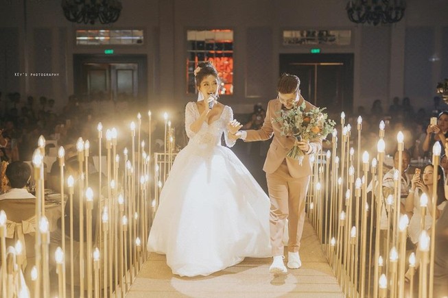 Tú Tri và đạo diễn chuyển giới Yun Bin có một đám cưới ấm cúng
