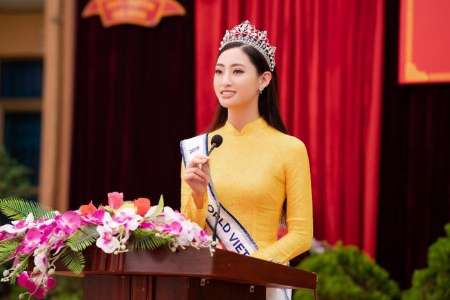 Hoa hậu Lương Thùy Linh rộn ràng khi về trường cũ