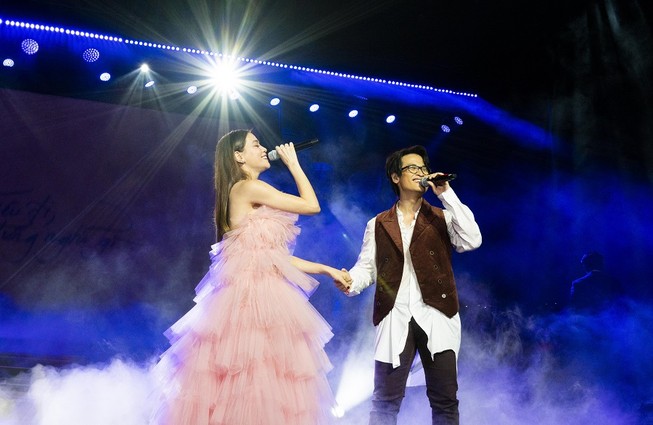 Hồ Ngọc Hà đi chân đất sánh đôi song ca cùng Hà Anh Tuấn