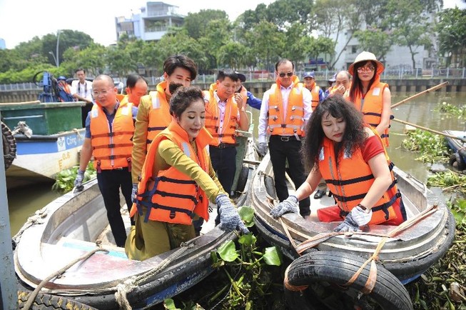 Danh hài Thúy Nga tự tay vớt rác trên kênh Thị Nghè