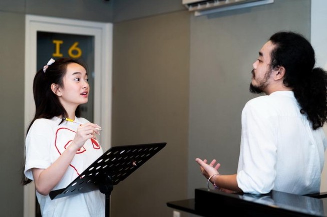 Kaity Nguyễn đi học thanh nhạc để chuẩn bị cho MV đầu tay
