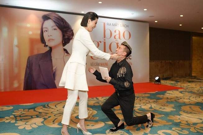 Đàm Vĩnh Hưng quỳ gối chúc mừng siêu mẫu Vũ Cẩm Nhung