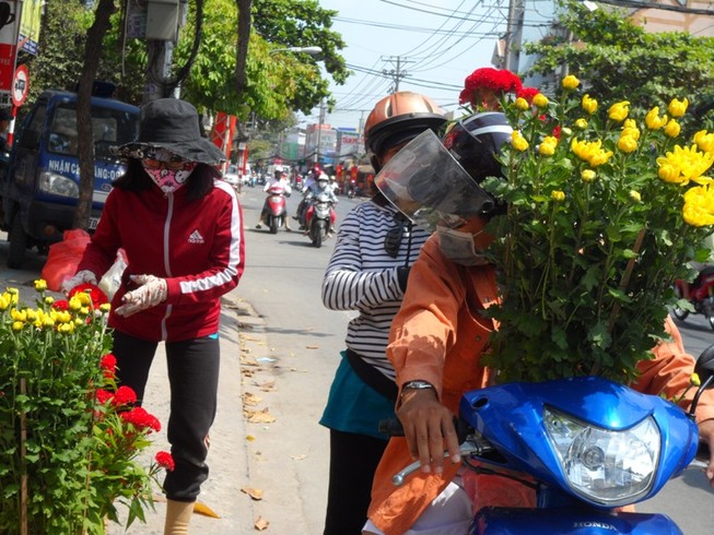 Chợ hoa ngày Tết: Hoa cười người... ngáp