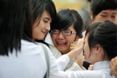 Rưng rưng nghe thầy hiệu trưởng dặn dò học trò ngày chia tay