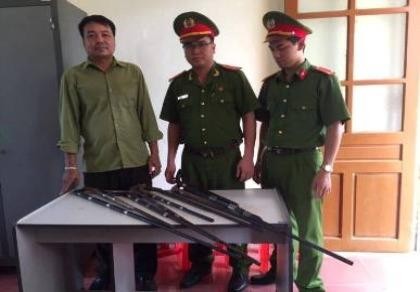 Người dân vùng tái định cư Nghệ An tự nguyện giao nộp hơn 50 súng kíp